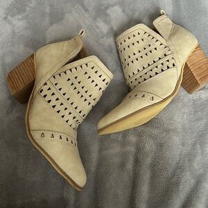 Mi iM Cut Out Boots. Worn Once. Cream Sz 10